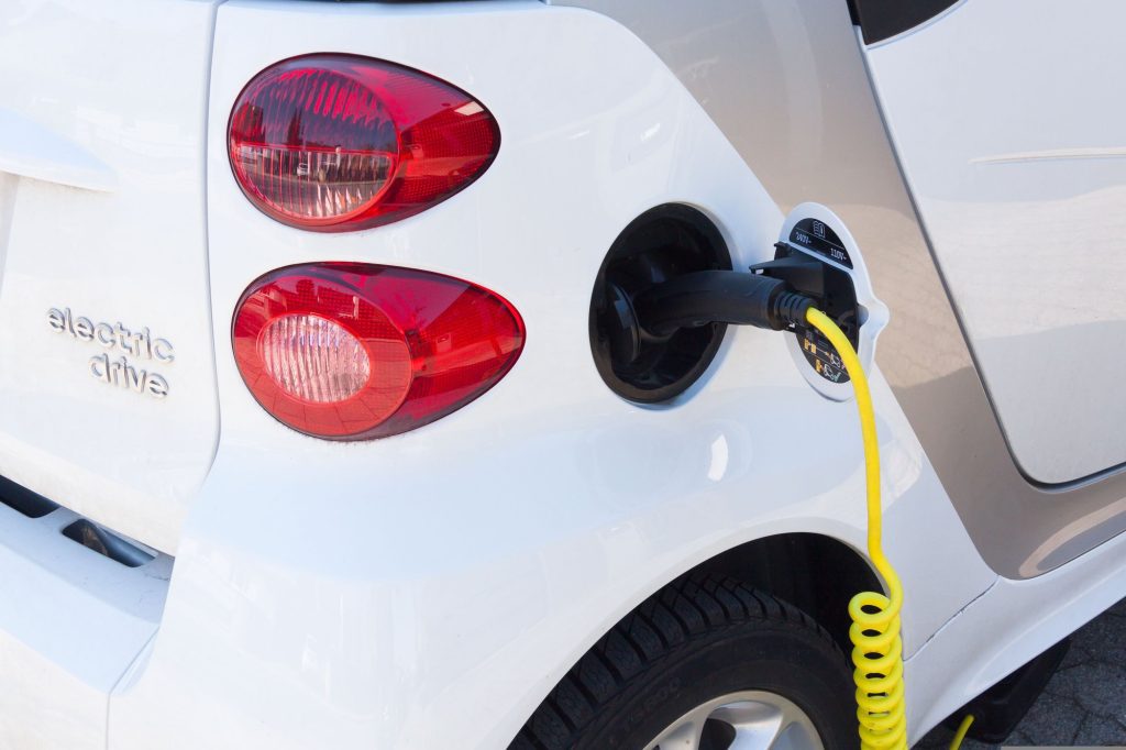 ​Hoeveel duurder is een plug-in hybride vandaag nog tegenover volledig elektrisch?