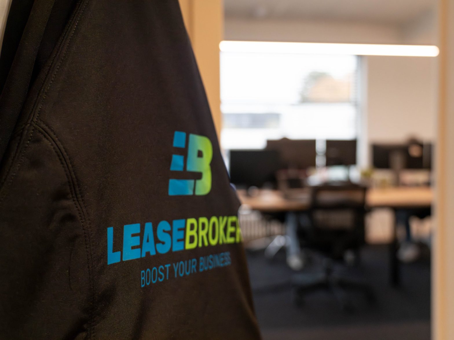 Wat doet een leasemakelaar en waarom loont vergelijken? cover